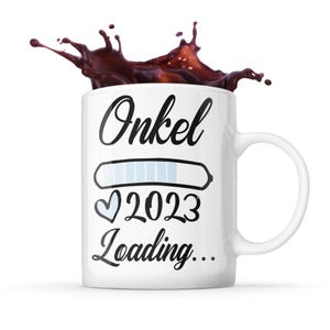 Könnte beinhalten: Weiße Keramiktasse mit einem schwarz-weißen Design. Die Tasse hat eine Fortschrittsanzeige mit der Aufschrift "Onel 2023 Loading..." mit einem Herzsymbol.