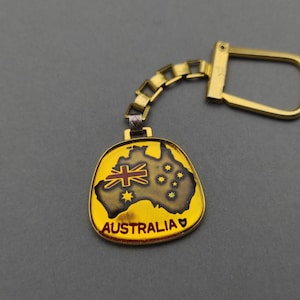 Llavero vintage australiano Pegasus esmaltado con acabado en tono dorado