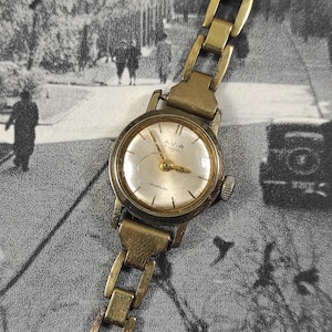 Vintage Avia 17 Jewels Incabloc Swiss made ladies watch