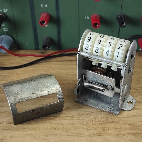 Contador electromagnético industrial vintage - pequeño contador de 18 V CC con caja metálica de 4 dígitos