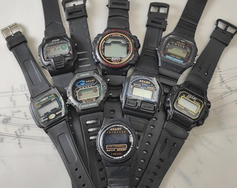 Reloj digital Asahi vintage - no funciona, para piezas o reparación - juego de 8 relojes LCD de cuarzo