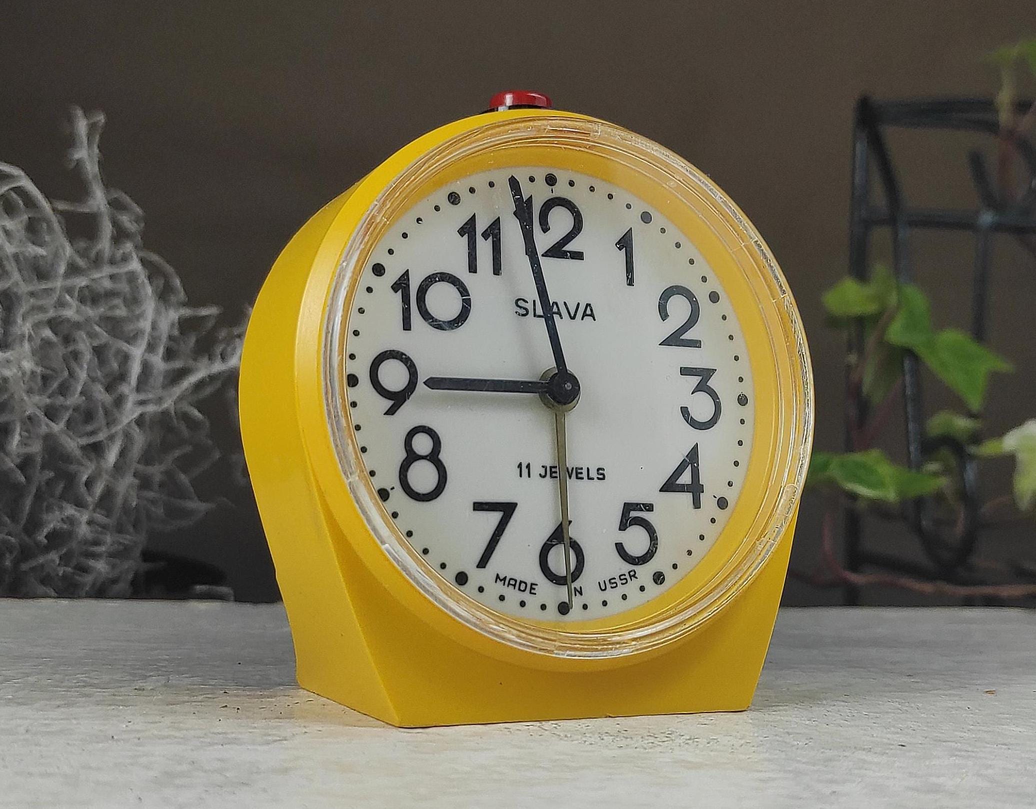 ソビエト　旧ソ連　レトロ　SLAVA スラヴァ　ビンテージ　置き時計 Vintage Slava Small Yellow Mechanical Alarm Clock Made in USSR - Etsy