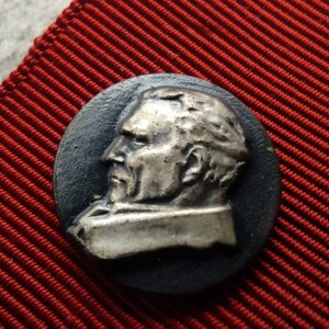 Pin's Ancien Josip Broz Tito - Communisme Yougoslavie - Fabrication Croatie