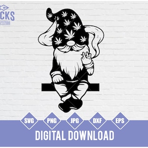 Puede incluir: Silueta en blanco y negro de un gnomo con un sombrero con un patrón de hojas de marihuana. El gnomo está sentado en un banco y sostiene un porro en una mano y hace un signo de paz con la otra.