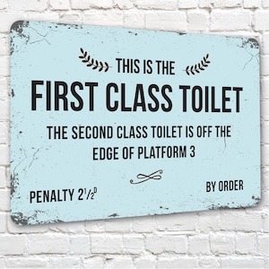 Signe de toilette de première classe | toilettes drôles de gare | plaque métallique A4 de style vintage | accessoires pour enseigne toilettes