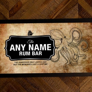 Op de afbeelding: Een zwart-witte bar-bord met een vintage ontwerp met een octopus en de tekst "The ANY NAME Rum Bar" en "The hangover only lasts a day but the memories last a lifetime."