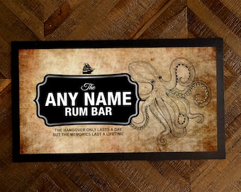 Puede incluir: Un letrero de bar en blanco y negro con un diseño vintage que presenta un pulpo y el texto "The ANY NAME Rum Bar" y "The hangover only lasts a day but the memories last a lifetime."