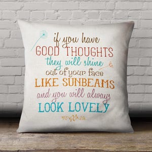 以下が含まれることがあります： 「もしあなたが良い考えを持っているなら、それはあなたの顔から太陽の光のように輝き、あなたはいつも美しく見えるでしょう。」というカラフルな引用が書かれた白いクッションです。