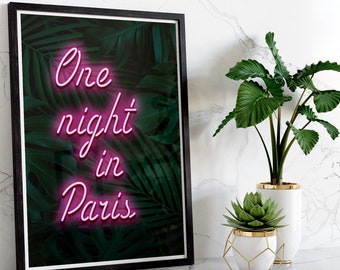 Op de afbeelding: Een ingelijst print met een tropische bladeren achtergrond en roze neon tekst die "One night in Paris" zegt.