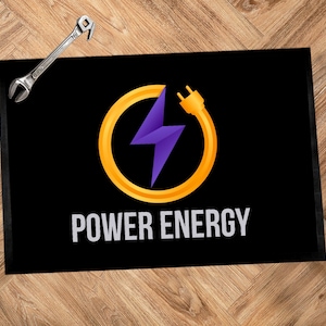 Peut inclure: Paillasson noir avec un cercle jaune contenant un éclair violet et une prise. Le texte "POWER ENERGY" est sous le cercle.