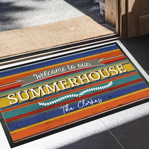 Personalisierte Sommerhaus Türmatte | farbige Streifen 60 x 40 cm, rutschfeste Fußmatte
