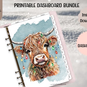Könnte beinhalten: Ein druckbares Dashboard-Bundle mit einer Illustration einer Highland-Kuh, die mit Lichterketten geschmückt ist. Der Planer enthält 12 Dashboards und ist in den Größen A5, A5 Wide und A6 erhältlich. Der Text "Sofort-Download!" ist ebenfalls sichtbar.