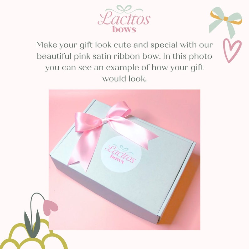 Puede incluir: Una caja de regalo blanca con un lazo de cinta de sat&eacute;n rosa. La caja tiene una pegatina redonda con el texto "Lacitos bows". La caja est&aacute; sobre un fondo rosa.