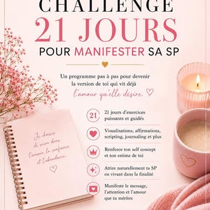 Peut inclure: Un dépliant informatif rose pâle intitulé CHALLENGE 21 JOURS POUR MANIFESTER SA SP. Le design comprend un carnet à spirales, une bougie allumée dans un verre strié, une tasse rose et des fleurs roses. Le texte inclut des listes et affirmations.