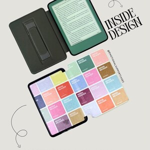 Puede incluir: Un lector de libros electr&oacute;nicos abierto con una pantalla verde y una funda verde oscuro, junto a una funda con un colorido patr&oacute;n de cuadr&iacute;cula. La funda tiene el texto "MOOD READER" en cada cuadrado. La imagen tambi&eacute;n incluye el texto "INSIDE DESIGN" y "OUTSIDE DESIGN".