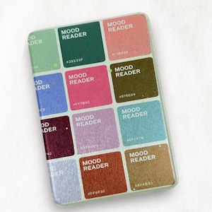 Puede incluir: Una funda de tel&eacute;fono con un dise&ntilde;o de cuadr&iacute;cula de cuadrados de colores, cada uno con la etiqueta "MOOD READER" y un c&oacute;digo hexadecimal. La funda tiene un borde verde claro y una variedad de colores, incluyendo verde, rosa, azul y marr&oacute;n. El texto "@EMOTIONALSUPPORTCASES" est&aacute; en la parte inferior.