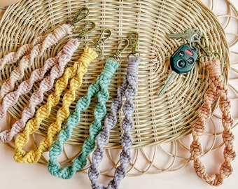 Llavero de pulsera de macramé retorcido