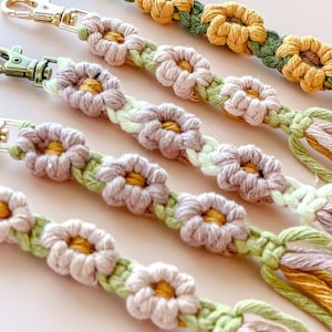 Macrame Daisy Keychain | Boho Keychain | Purse Charm | Backpack Charm | Macrame Charm | Flower Keychain