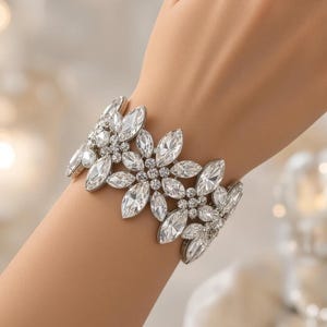 Stretcharmband med klara marquisekristaller, statementarmband i silver med strass, smycken med tävlingsmotiv