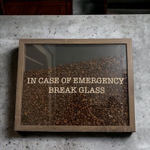 Caja de sombras con decoración de café / En caso de emergencia / Regalo para amantes de la cafeína / Arte enmarcado / Decoración de cocina / Decoración del hogar