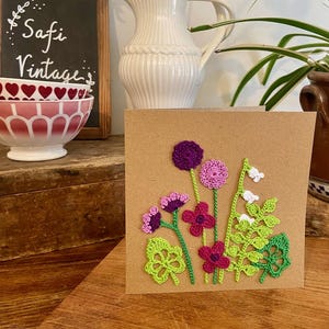 Tarjeta de felicitación hecha a mano con collage de flores de crochet