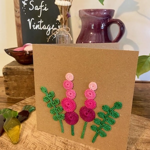 Cartão de felicitações feito à mão com colagem de flores de crochê