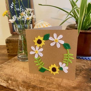Cartão de felicitações feito à mão com colagem de flores de crochê