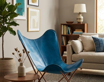 Silla mariposa hecha a mano en cuero azul: Silla relajante para la sala de estar.