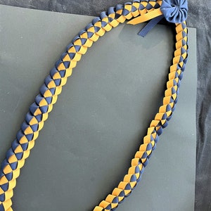 Lei ruban hawaïen fait main - bleu marine et or avec rosace