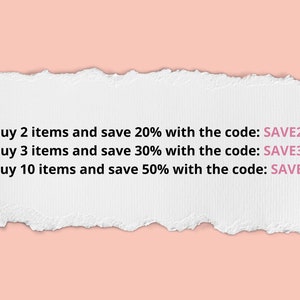 Op de afbeelding: Een wit vel papier met gescheurde randen, met de tekst: Koop 2 artikelen en bespaar 20% met de code: SAVE20 Koop 3 artikelen en bespaar 30% met de code: SAVE30 Koop 10 artikelen en bespaar 50% met de code: SAVE50