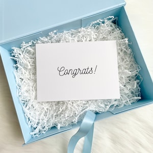 Lege gepersonaliseerde geschenkdoos met kaart voor verjaardag, afstuderen, feest, nieuwe baan
