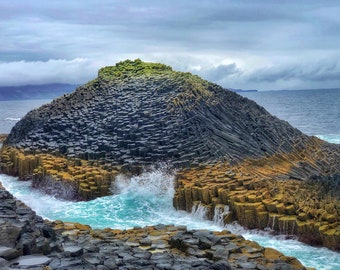 Basaltsäulen auf der Isle of Staffa, Schottland, Digitaldruck Download, druckbare Wandkunst, Schottisches Hochland, Ozean, Fingals Höhle