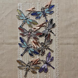 Separador de hilo trenzado con forma de libélula esmaltada
