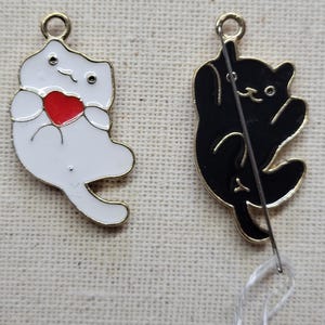 Kitten Enamel Needle Minder: Magnetic Needle Nanny
