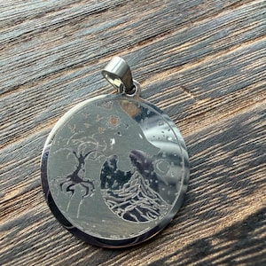 Puede incluir: Un juego de tres tazas de cerámica con un acabado mate moteado. Las tazas son de color crema, marrón claro y marrón oscuro. Cada taza tiene un diseño simple y minimalista, ideal para café o té.