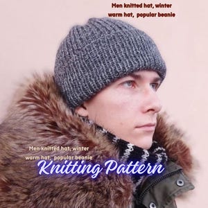 Könnte beinhalten: Eine graue Strickmütze mit gerippter Struktur. Der Text "Men knitted hat, winter warm hat, popular beanie Knitting Pattern" ist oben und unten im Bild sichtbar.