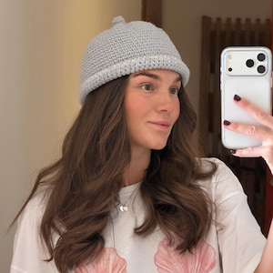 Women's beanie hat, short docker hat, trendy, with a tip, sequined brim, thick, handmade, merino wool, 22-23 inches, delivery from Europe