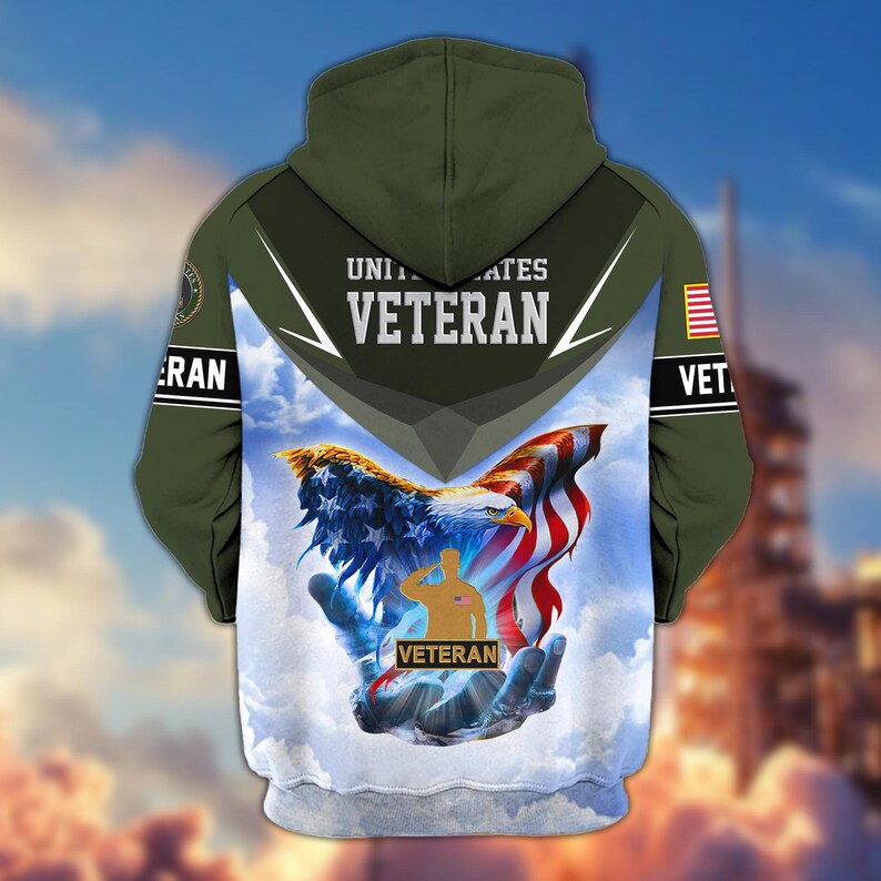 Może przedstawiać: Zielona bluza z kapturem z grafiką orła trzymającego amerykańską flagę. Z tyłu nadrukowano napis "UNITED STATES VETERAN". Na rękawach znajduje się napis "VET" i mała amerykańska flaga.