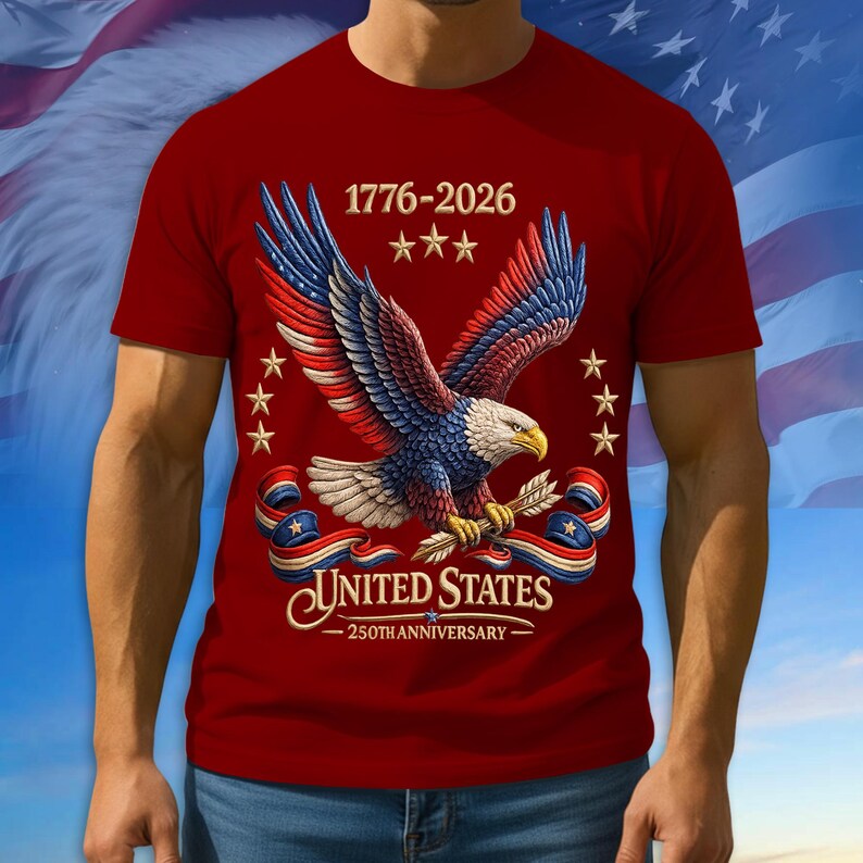 Puede incluir: Camiseta roja con un dise&ntilde;o gr&aacute;fico de un &aacute;guila calva americana en rojo, blanco y azul. El texto "1776-2026" y "United States - 250th Anniversary" tambi&eacute;n se muestra. Dise&ntilde;o patri&oacute;tico.