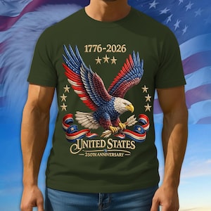 Puede incluir: Camiseta verde oliva con un dise&ntilde;o detallado de un &aacute;guila calva americana en rojo, blanco y azul. Incluye el texto "1776-2026" y "United States 250th Anniversary" en la parte delantera.