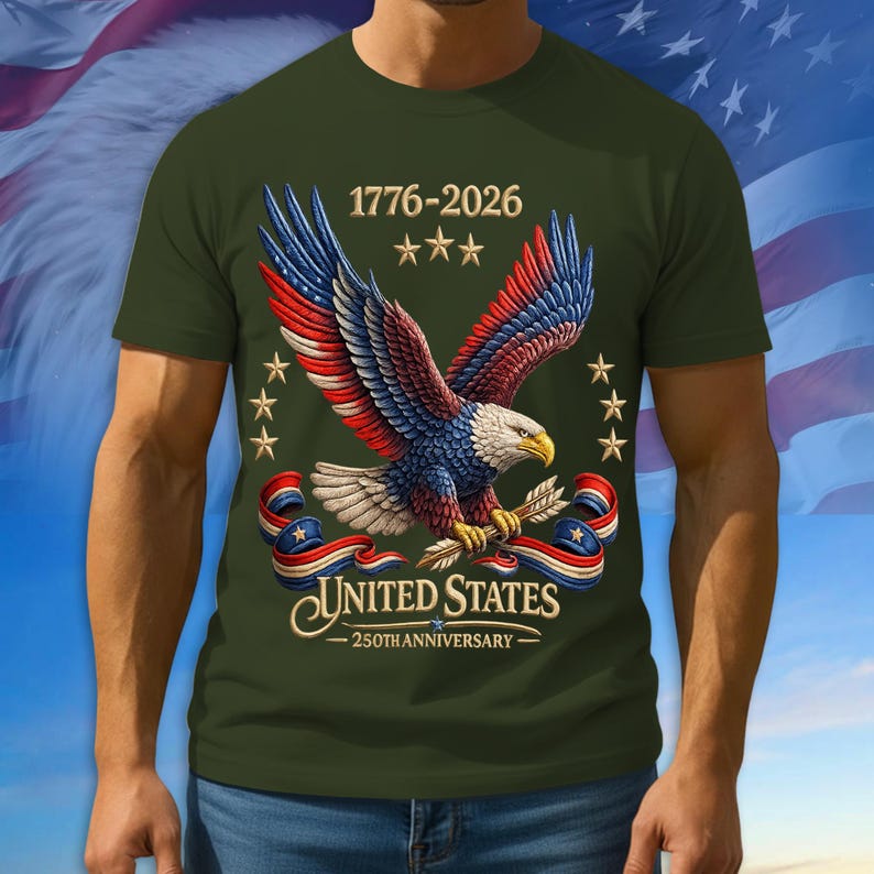 Puede incluir: Camiseta verde oliva con un dise&ntilde;o detallado de un &aacute;guila calva americana en rojo, blanco y azul. Incluye el texto "1776-2026" y "United States 250th Anniversary" en la parte delantera.