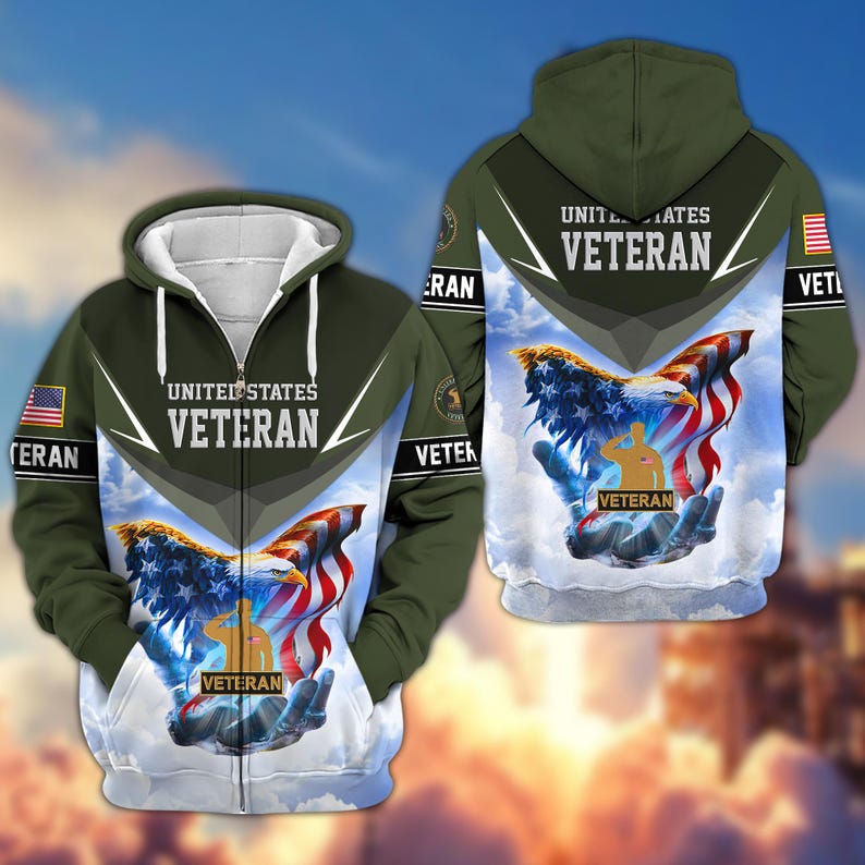 Może przedstawiać: Zielona bluza z kapturem zapinana na zamek z napisem "UNITED STATES VETERAN" oraz amerykańskim wzorem flagi z orłem i sylwetką żołnierza. Bluza ma białe wnętrze i naszywkę z flagą USA na rękawie.