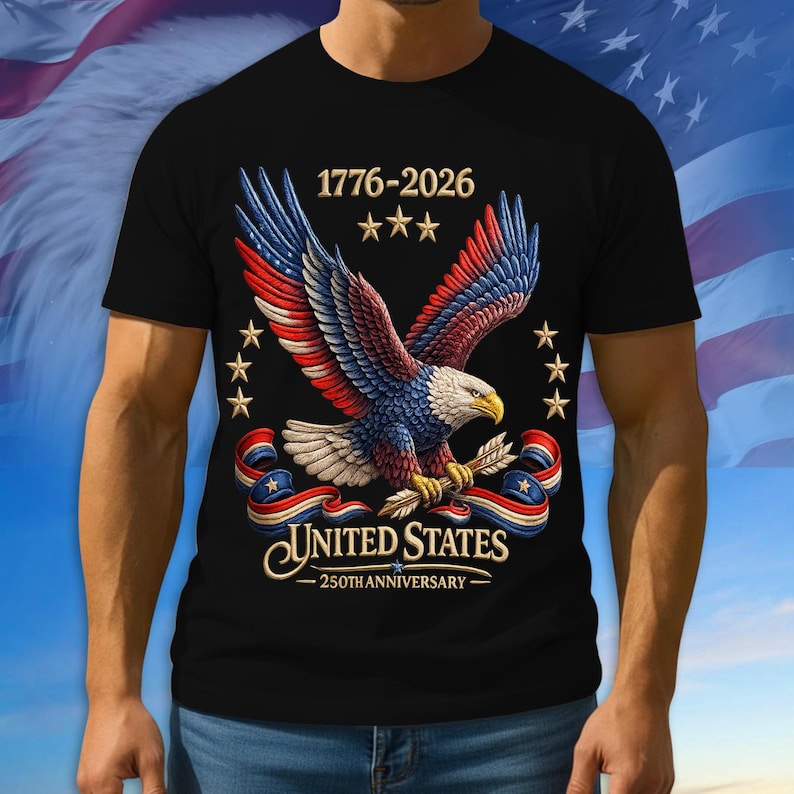 Puede incluir: Camiseta negra con un dise&ntilde;o patri&oacute;tico. Presenta un &aacute;guila calva americana con las alas extendidas, en rojo, blanco y azul. El texto incluye "1776-2026" y "United States 250th Anniversary".