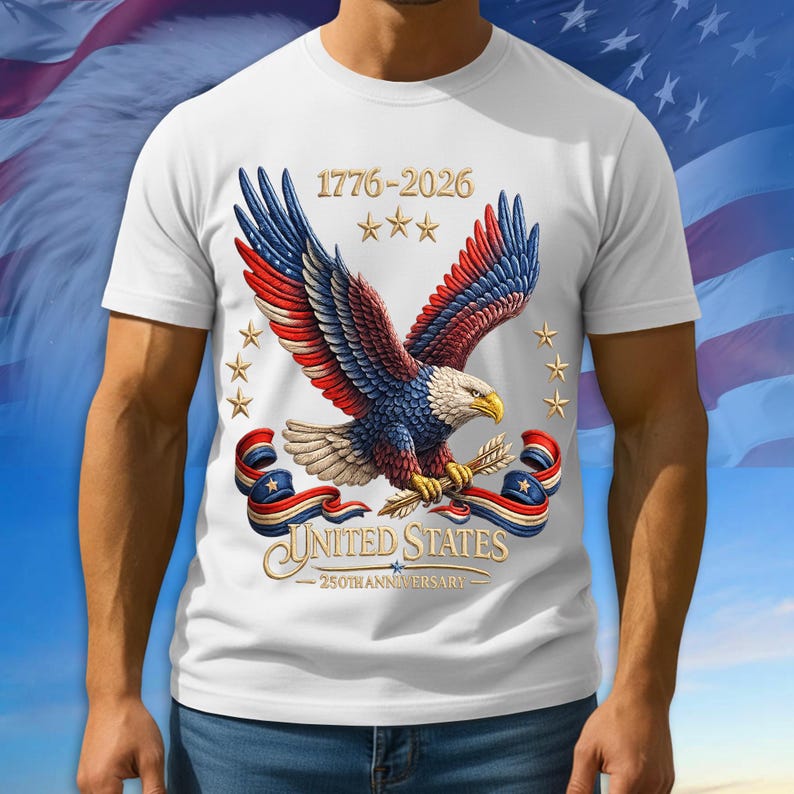 Puede incluir: Camiseta blanca con un dise&ntilde;o patri&oacute;tico. Presenta una ilustraci&oacute;n detallada de un &aacute;guila calva americana en rojo, blanco y azul, con el texto "1776-2026" y "United States 250th Anniversary".