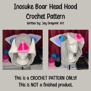 Może przedstawiać: Wzór na szydełkową czapkę Inosuke Boar Head. Kaptur jest szary z białymi kłami, różowym pyskiem oraz niebieskimi i białymi akcentami. Tekst brzmi "Inosuke Boar Head Hood Crochet Pattern" i "Written by: Jay Dragomir Art."