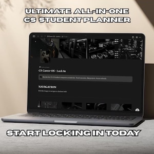 Könnte beinhalten: Eine weiße Keramik-Tasse mit schwarzem Henkel und dem Text "But First, Coffee" in fetter, schwarzer Schrift. Die Tasse steht vor einem verschwommenen Hintergrund, der ihr klares Design hervorhebt.