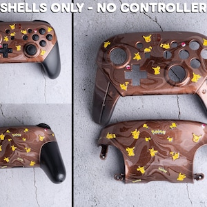 Op de afbeelding: Bruine en zwarte gamecontroller-schelpen met een Pikachu-ontwerp. De schelpen hebben een bruin gemarmerd patroon met gele Pikachu-afbeeldingen. De tekst "SHELLS ONLY - NO CONTROLLER" staat bovenaan de afbeelding.