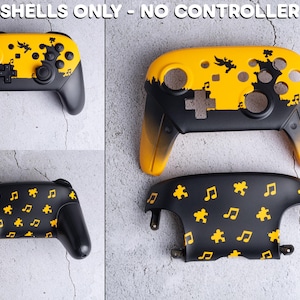 Op de afbeelding: Gele en zwarte controller-schelpen met decoratieve ontwerpen. De schelpen hebben een gele bovenkant met zwarte accenten en een zwarte basis. De ontwerpen omvatten muzieknoten, puzzelstukjes en silhouetten. De tekst "SHELLS ONLY - NO CONTROLLER" staat bovenaan.