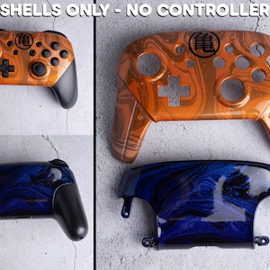 Op de afbeelding: Gamecontroller-schelpen in twee ontwerpen: &eacute;&eacute;n in oranje en bruin met een wervelpatroon, en een andere in blauw en zwart met een vergelijkbare wervel. De tekst "SHELLS ONLY - NO CONTROLLER" staat bovenaan. De oranje schaal heeft een symbool.