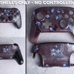 Op de afbeelding: Een witte keramische mok met een zwart handvat en de tekst "But First, Coffee" in een vetgedrukte, zwarte letter. De mok staat tegen een vage achtergrond, wat een gezellige setting suggereert.